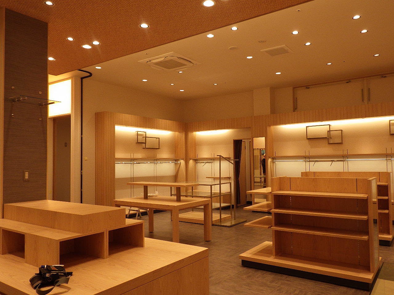 山梨県某ホテル内お土産コーナー 家具工事